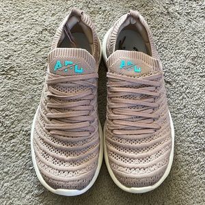 apl TechLoom Wave Almond/Pristine/Mint women’s size 5